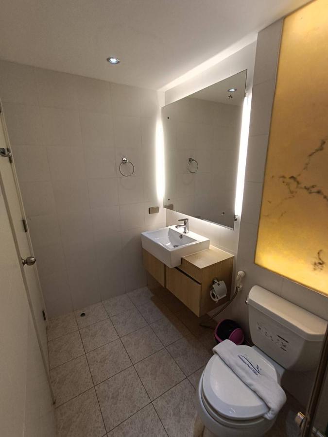 Atlantis Condo Resort By Somphong Jomtien Beach Exteriör bild